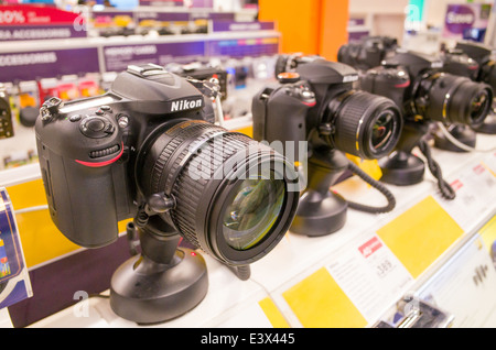 Nikon DSLR sul display a Currys PC World, England, Regno Unito Foto Stock