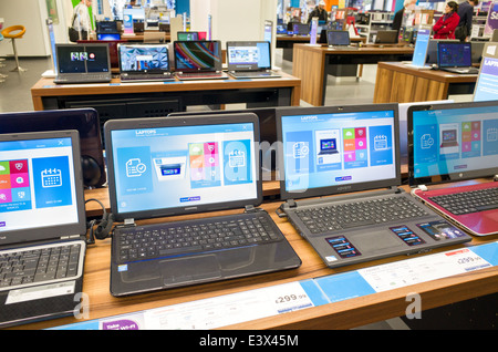 Computer laptop sul display a Currys PC World, England, Regno Unito Foto Stock