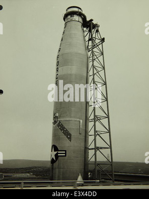 Questa immagine mostra il programma Convair/General Dynamics Atlas in una delle fabbriche aerospaziali dell'azienda. Riflette il ruolo chiave dell'azienda nello sviluppo di veicoli militari e di lancio nello spazio durante la Guerra fredda. Foto Stock