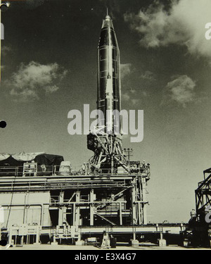 Questa immagine mostra il missile Convair/General Dynamics Atlas 4A sulla sua piattaforma di lancio presso l'impianto aerospaziale di San Diego. L'Atlas 4A faceva parte del programma missilistico dell'esercito statunitense, progettato per le capacità dei missili balistici intercontinentali (ICBM). La foto della rampa di lancio evidenzia i progressi tecnologici compiuti durante la Guerra fredda nella difesa missilistica e nelle operazioni aerospaziali. Foto Stock