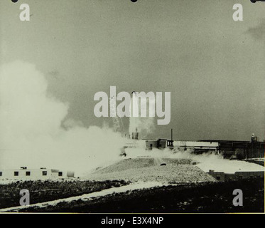 Questa immagine mostra le fabbriche aerospaziali Convair/General Dynamics Atlas, che catturano l'importanza dell'industria aerospaziale a San Diego, con particolare attenzione al missile Atlas e al suo ruolo nell'aviazione militare. Foto Stock