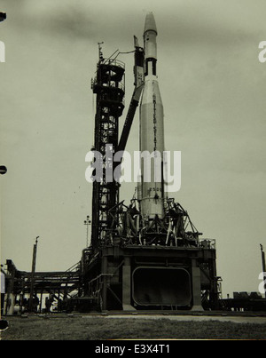 Questa immagine mostra il sistema missilistico Atlas sviluppato da Convair/General Dynamics, insieme al veicolo spaziale Ranger. Il razzo Atlas fu fondamentale durante le prime fasi del programma spaziale statunitense, utilizzato per lanciare satelliti e missioni con equipaggio. La sonda Ranger faceva parte del programma di esplorazione lunare degli Stati Uniti negli anni '1960 Foto Stock