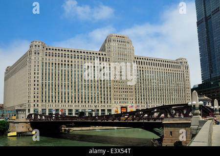 Chicago's Merchandise Mart lungo il fiume Chicago. Foto Stock