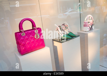 Dior shop window display su Sloane Street, Londra, Regno Unito Foto Stock