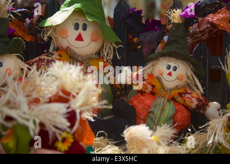 I due laici scarecrows in un mucchio di altri in attesa di essere prelevati l. Foto Stock