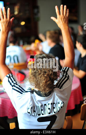 London, Ontario, Canada. Il 30 giugno 2014. Il tedesco Canadian Club di Londra, Ontario, tifosi tedeschi guardato come la loro squadra nazionale beat Algeria 2-1 durante il 2014 FIFA World Cup. Tutti e tre gli obiettivi sono stati segnati durante il tempo extra e la vittoria vuol dire la Germania dovrà affrontare la Francia nei quarti di finale. Credito: Jonny bianco/Alamy Live News Foto Stock