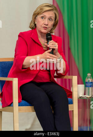 Aspen, Colorado, Stati Uniti d'America. Il 30 giugno, 2014. HILLARY CLINTON partecipa alla Aspen idee Festival. Credito: Brian Cahn/ZUMAPRESS.com/Alamy Live News Foto Stock