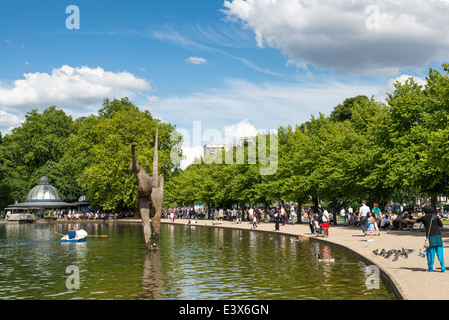 L'ovest del lago in barca nel Parco Victoria, Hackney, Londra, Inghilterra, Regno Unito Foto Stock