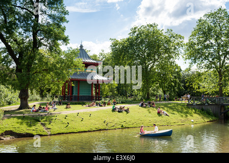 L'ovest del lago in barca nel Parco Victoria, Hackney, Londra, Inghilterra, Regno Unito Foto Stock