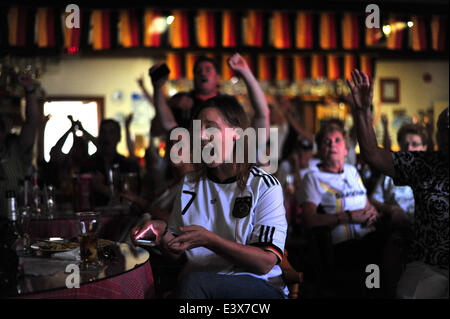 London, Ontario, Canada. Il 30 giugno 2014. Il tedesco Canadian Club di Londra, Ontario, tifosi tedeschi guardato come la loro squadra nazionale beat Algeria 2-1 durante il 2014 FIFA World Cup. Tutti e tre gli obiettivi sono stati segnati durante il tempo extra e la vittoria vuol dire la Germania dovrà affrontare la Francia nei quarti di finale. Credito: Jonny bianco/Alamy Live News Foto Stock