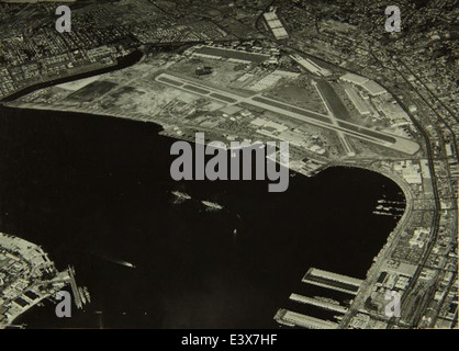 Questa immagine raffigura lo stabilimento Convair/General Dynamics di San Diego, dove numerose tecnologie militari e aerospaziali sono state sviluppate durante la metà del XX secolo. L'impianto contribuì alla produzione di aerei e missili durante e dopo la seconda guerra mondiale Foto Stock