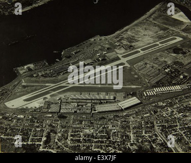 Questa immagine raffigura lo stabilimento Convair/General Dynamics di San Diego, dove sono state sviluppate tecnologie aerospaziali all'avanguardia. La struttura ha svolto un ruolo significativo nella produzione di aerei militari e commerciali durante la metà del XX secolo. Foto Stock