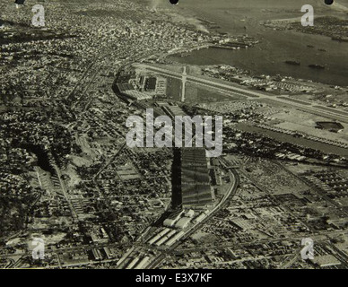 Questa immagine raffigura lo stabilimento Convair/General Dynamics, noto per i suoi importanti contributi a progetti aerospaziali sia militari che civili. L'impianto è stato fondamentale nella progettazione e produzione di aerei e veicoli spaziali durante la metà del XX secolo. Foto Stock