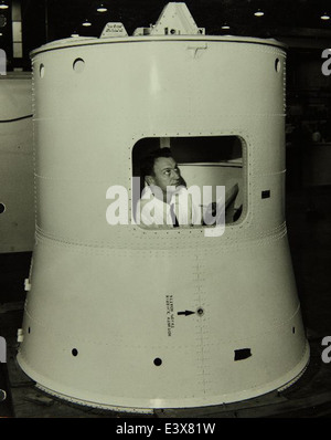 Questa immagine mostra lo stabilimento Convair/General Dynamics, un importante sito nella produzione di tecnologie aerospaziali e aeronautiche, situato a San Diego. Foto Stock