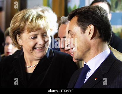 Berlino, Germania. Xii Nov, 2007. Il Presidente francese Nicolas Sarkozy (R) e il Cancelliere tedesco Angela Merkel sono illustrati a Romain-Rolland-Gymnasium di Berlino, Germania, 12 novembre 2007. La visita ha avuto luogo nell'ambito del Consiglio franco-tedesco di Ministri, durante la quale i politici intendono concentrarsi sull'integrazione. Tuttavia i membri del gabinetto di entrambi i paesi in un primo momento cercato di acquisire informazioni in loco sui problemi di integrazione. Foto: MARCUS BRANDT/dpa/Alamy Live News Foto Stock