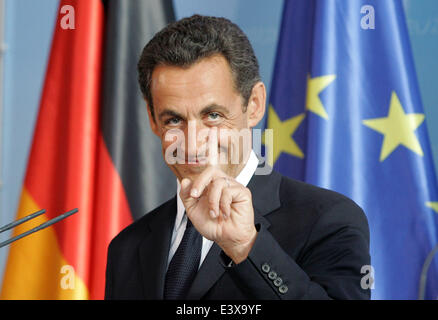 Berlino, Germania. 16 Maggio, 2007. Il nuovo presidente francese Nicolas Sarkozy fa un gesto nella cancelleria tedesca a Berlino, Germania, 16 maggio 2007. Si tratta di Sarkozy la prima visita all'estero il primo giorno in ufficio. Il cancelliere tedesco Angela Merkel si aspetta nuovi contributi per la Costituzione europea. Foto: Rainer Jensen/dpa/Alamy Live News Foto Stock