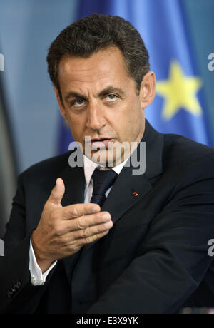 Berlino, Germania. 16 Maggio, 2007. Il nuovo presidente francese Nicolas Sarkozy fa un gesto durante una conferenza stampa con il cancelliere tedesco Angela Merkel nella cancelleria tedesca a Berlino, Germania, 16 maggio 2007. Si tratta di Sarkozy la prima visita all'estero il primo giorno in ufficio. Merkel si aspetta nuovi contributi per la Costituzione europea. Foto: Rainer Jensen/dpa/Alamy Live News Foto Stock