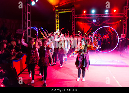 I bambini della scuola elementare di eseguire uno spettacolo di circo in una tenda del circo dopo una settimana di pratica con gli artisti circensi. Foto Stock