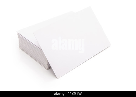 Blank business cards pila su bianco con tracciato di ritaglio Foto Stock
