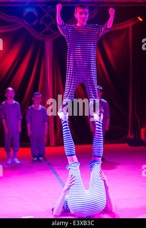 I bambini della scuola elementare di eseguire uno spettacolo di circo in una tenda del circo dopo una settimana di pratica con gli artisti circensi. Foto Stock