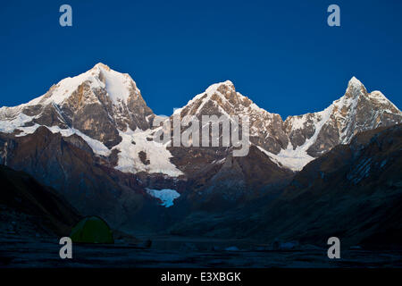 Montagne innevate nella luce del mattino, Siula Grande, sinistra, Yerupaja Grande, Yerupaja Chico e Jirishanca, destra Cordillera Foto Stock