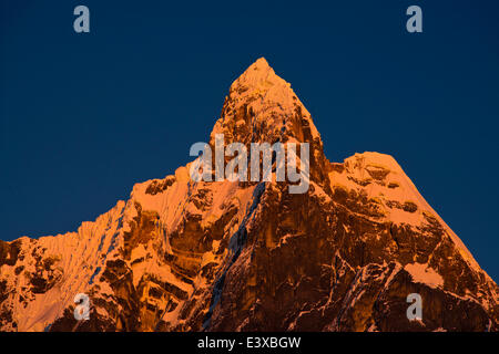 Montagna innevata Jirishanca Grande nella luce del mattino, a Carhuacocha, Cordillera Huayhuash mountain range, Ande del Perù settentrionale Foto Stock