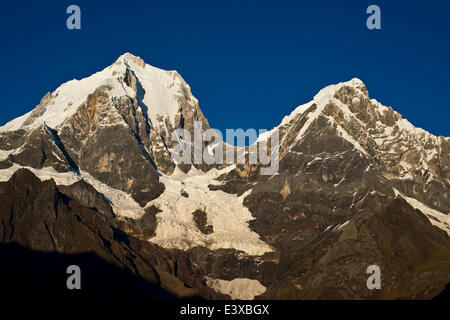 Montagne innevate nella luce del mattino, Yerupaja Grande, Yerupaja Chico, Cordillera Huayhuash mountain range, Ande Foto Stock