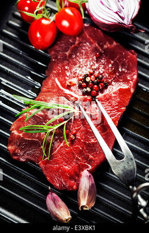 In marmo bistecca di manzo con forcella di carne e le verdure in una padella per grigliare Foto Stock