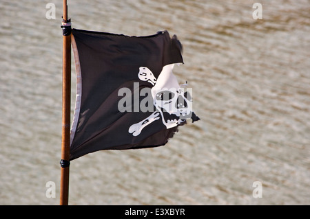 Jolly Roger Teschio e Ossa Croce bandiera Foto Stock