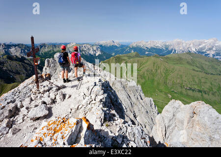 Scalatore sul vertice del Colac sulla Via Ferrata dei finanzieri in Val di Fassa Dolomiti, dietro il giardino di rose e di gruppo Foto Stock