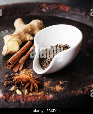 Ingredienti per Indian masala tea su sfondo scuro Foto Stock