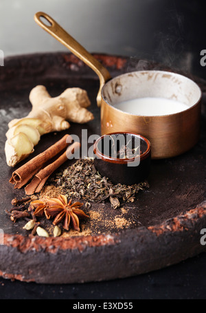 Ingredienti per Indian masala tea su sfondo scuro Foto Stock