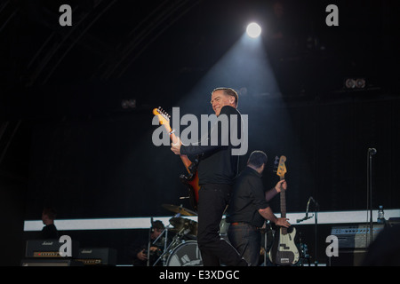 Westport House,Westport,l'Irlanda,29 giugno 2014,Bryan Adams si esibisce dal vivo a Westport Festival il 28 giugno Foto Stock