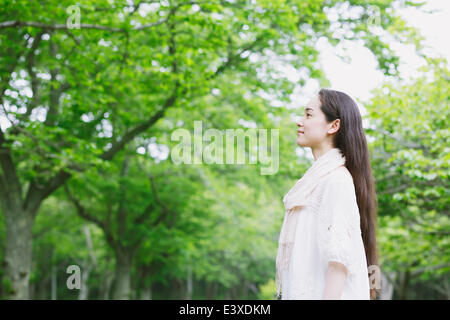 Donna Giapponese in un parco Foto Stock