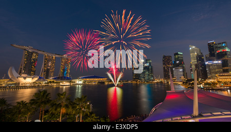 Fuochi d'artificio su Marina Bay a Singapore per concludere le prove della giornata nazionale cerimonia che si svolgerà il 9 agosto Foto Stock