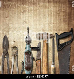 Vecchi strumenti sulla tavola di legno. Foto Stock
