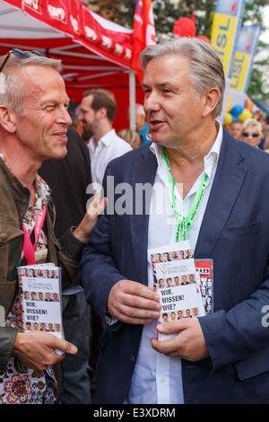 Che disciplinano il sindaco Klaus Wowereit al DOCUP info booth durante la XXII edizione LGBT Street Fair a Nollendorfplatz, Berlino. Foto Stock