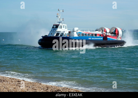 Hovertravel hovercraft arrivando a Southsea portsmouth dall' isola di Wight Foto Stock