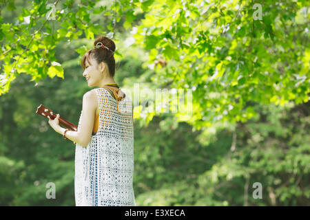 Donna Giapponese in un parco Foto Stock