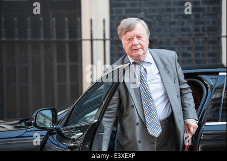 A Downing Street, Londra, Regno Unito. Il 1 luglio 2014. Dispensatori di arrivare a Downing Street a Londra per il settimanale riunione del gabinetto. Nella foto: KENNETH CLARKE MP - Ministro senza portafoglio. Credito: Lee Thomas/Alamy Live News Foto Stock