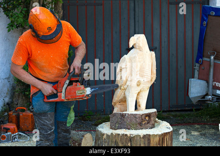 Artista carving un Eagle da legno con sega a catena, Alta Baviera, Germania, Europa. Foto Stock