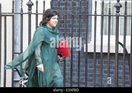 Londra, Regno Unito. 1 Luglio, 2014. Ministri di arrivare a Downing Street a Londra per il settimanale riunione del gabinetto. Nella foto: LA BARONESSA WARSI - Senior il ministro di Stato, Ministro di Stato per la fede e la Comunità. © Lee Thomas/ZUMA filo/ZUMAPRESS.com/Alamy Live News Foto Stock