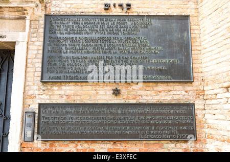 Le placche di commemorazione dell'Olocausto su una parete del Ghetto di Venezia, Italia Foto Stock