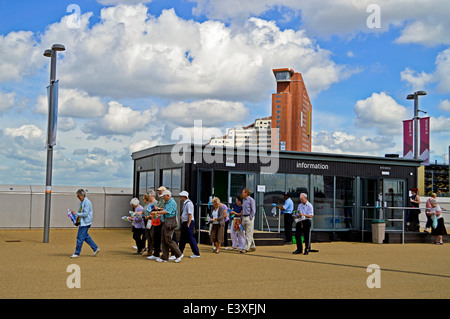 Information center presso la Queen Elizabeth Olympic Park, Stratford, Londra, Inghilterra, Regno Unito Foto Stock