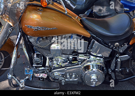 Primo piano di una Harley Davidson Softail moto parcheggiata nel Centro Cittadino di Manhattan, a New York City Foto Stock