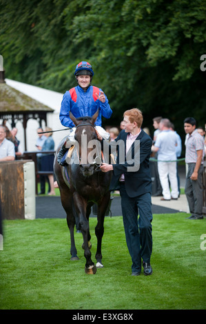 Baynuhah vince per Newmarket trainer James Fanshawe cavalcato da Tom Queally e portato in da Tom Fanshawe. Foto Stock