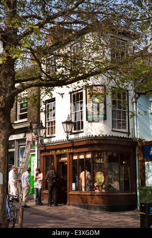 Regno Unito Inghilterra, Suffolk, Bury St Edmunds, la traversa, breve, la Gran Bretagna è più piccola casa pubblica Foto Stock