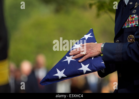 Soldato bandiera di piegatura al funerale militare Foto Stock