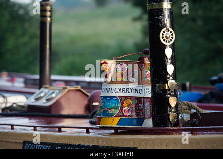 Canal arte popolare brocca in metallo sul tetto di narrowboat a Braunston storico Canal Rally sul Grand Union Canal Foto Stock