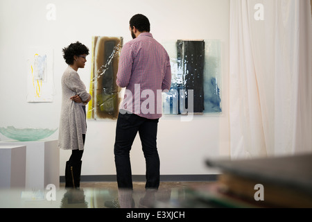 Giovane ammirando arte in galleria Foto Stock